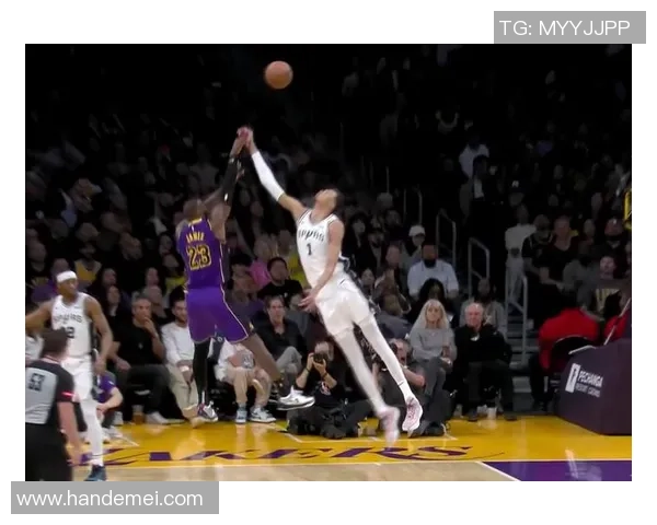 文班亚马首场比赛表现惊艳5次盖帽与字母哥隔扣引发热烈讨论